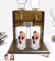 BK Gift Kişiye Özel Sevgililer Tasarımlı İkili Rakı Bardağı ve Çift Musluklu Doğal Ahşap Rakı Standı-90 (Model 1)