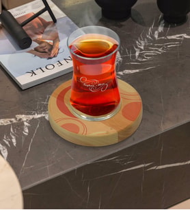 BK Gift Kişiye Özel Modern Art Tasarımlı Doğal Ahşap Tabaklı Heybeli Çay Bardağı Model 13