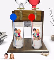 BK Gift Kişiye Özel Renkli Baskılı Sevgililer Karikatürlü İkili Vodka Bardağı ve Çift Musluklu Doğal Ahşap Vodka Standı-51 (Model 1)