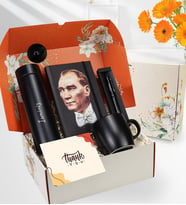 Turuncu Çiçekli Kutusunda Kişiye Özel 500 ml Dereceli Siyah Çelik Termos & Mustafa Kemal Atatürk Defter & Siyah Metalik Roller Kalem & Siyah Kupa Hediye Seti
