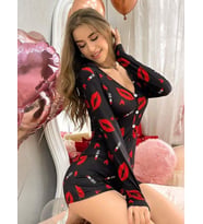 Pamuklu Kırmızı Ruj ve Öpücük Desenli Düğmeli Uzun Kol Tulum Pijama