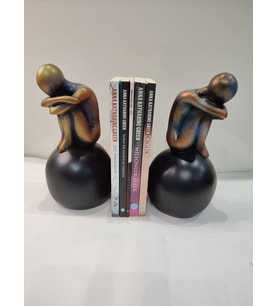 Siluet Oturan İnsan Kitap Tutucu