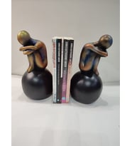Siluet Oturan İnsan Kitap Tutucu