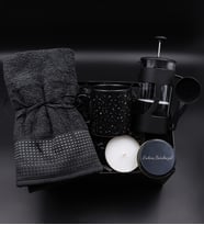 Siyah Havlu & Siyah French Press & Yıldızlı Mat Siyah Kupa & Siyah Metal Kutulu Mum Hediye Seti
