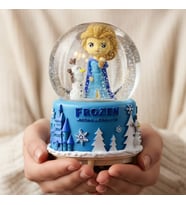 Frozen Temalı Işıklı Müzikli Püskürtmeli Büyük Boy Kar Küresi – 16 x 12 cm (Karışık)