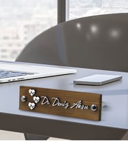 BK Gift Kişiye Özel El Yapımı Doktor Tasarımlı 3D Kabartma İsimli Metal Ayaklı Doğal Ahşap Masa İsimliği, Yeni İş Hediyesi, Ofis Dekoru-1