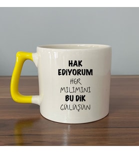 Hak Ediyorum Her Milimini Bu Dik Gülüşün Baskılı Sarı Kulplu D Kupa (Beyaz)