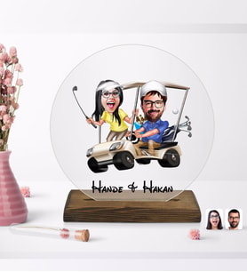 BK Gift Kişiye Özel Sevgililer Karikatürlü Yuvarlak Ahşap Standlı Biblo-96