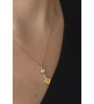 Yuvarlak  Beyaz Taşlı 925 Ayar Sarı Kare Gümüş Kolye-Rose
