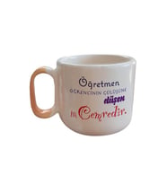 Kişiye Özel Öğretmen Öğrencinin Gülüşüne Düşen İlk Cemredir Baskılı Turuncu Kulplu Arya Çay Kupa (Beyaz)