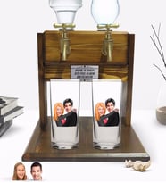 BK Gift Kişiye Özel Sevgililer Tasarımlı İkili Rakı Bardağı ve Çift Musluklu Doğal Ahşap Rakı Standı-88 (Model 1)