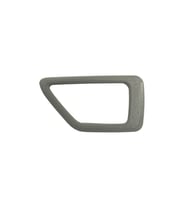 PEUGEOT 405- 92/96; ÖN KAPI İÇ AÇMA KOLU ÇERÇEVESİ SAĞ KOYU GRİ 9143.40 1556-3013