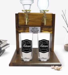 BK Gift Kişiye Özel Renkli Baskılı Rakı İçen Adam Tasarımlı İkili Rakı Bardağı ve Çift Musluklu Doğal Ahşap Rakı Standı-1 (Model 1)
