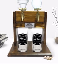 BK Gift Kişiye Özel Renkli Baskılı Rakı İçen Adam Tasarımlı İkili Rakı Bardağı ve Çift Musluklu Doğal Ahşap Rakı Standı-1 (Model 1)