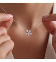 925 Ayar Gümüş Rodyum Kaplama Kamelya Çiçeği Model Kolye
