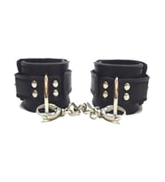 Fantezi Siyah Deri Kelepçe + Erotik Masaj Yağı(Fantasy Black Leather Handcuffs + Erotic Massage Oil)