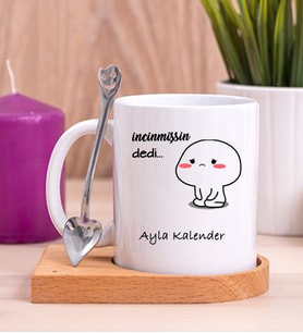 Kişiye Özel İncinmişsin Dedi Tasarım Esprili Ahşap Altlıklı Beyaz Kupa Bardak