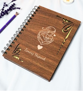 Kişiye Özel Anne Bebek Temalı Ahşap Kapaklı Defter - Ajanda - İsme Özel - A5 60 Yaprak (120 SAYFA) Hediyelik (Gold)