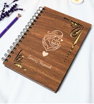 Kişiye Özel Anne Bebek Temalı Ahşap Kapaklı Defter - Ajanda - İsme Özel - A5 60 Yaprak (120 SAYFA) Hediyelik (Gold)
