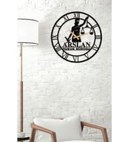 Gowpenart Adalet Kadını - Avukat Kişiselleştirilebilir Metal Siyah Duvar Saati - Ev / Ofis Saati - Hediye Saat - 50 x 50 Cm