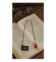 Miyuki Boncuk El Yapımı Yazı Tahtası ve Kırmızı Kalem Kitap Ayracı (Çok Renkli)