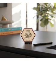 Şık ve Modern Hat Sanatı İşlemeli Masaüstü Süsü, Kitaplık ve Konsollar İçin Estetik Bir Seçenek 10x10 cm, Pudra