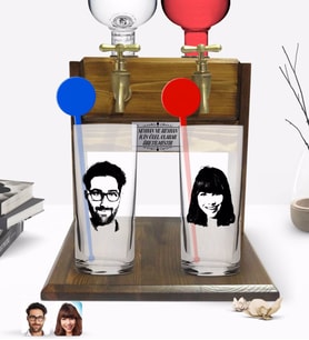 BK Gift Kişiye Özel Renkli Baskılı Silüet Erkek ve Kadın Karikatürlü İkili Vodka Bardağı ve Çift Musluklu Doğal Ahşap Vodka Standı-1 (Model 1)