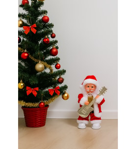 25 cm Gitarlı Hareketli Pilli Sesli Noel Baba – Özel Tasarım Mini Yılbaşı Dekor Figürü