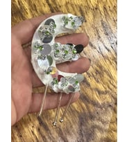8X5 CM PUL PAYET İŞLEME BONCUKLU PÜSKÜLLÜ E HARFİ ARMA APLİKE