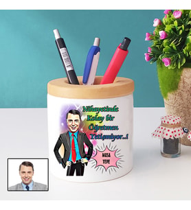 Karikatürlü Erkek Öğretmene Kalemlik