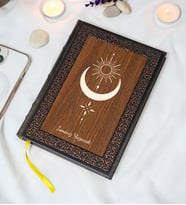 Kişiye Özel Ay Güneş Desenli Termo Deri + Ahşap Anı Defteri - Çizgili Defter - Hediyelik (15x21 cm - 320 Sayfa) A5
