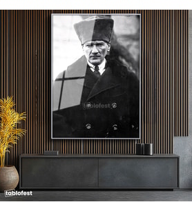Gümüş Renk Metal Çerçeveli Tamperli Cam Tablo Atatürk Kalpaklı Kürklü Palto Kışlık Atatürk Tablosu Duvar Dekoru