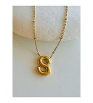GOLD RENK S HARF ÇELİK BALON KOLYE ACR5628