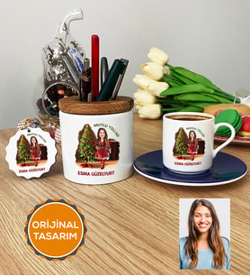 Kişiye Özel Karikatürlü Yılbaşı Hediyesi Hediye Seti Türk Kahvesi Fincanı, Kalemlik, Anahtarlık Noel Anneye Hediye (Lacivert)
