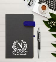 Kişiye Özel Desen İçinde Harf Tasarımlı - Lacivert Mıknatıs Patlı - İsme Özel Tarihsiz Ajanda ve Kalem