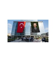 Sivil Takım Elbiseli Gazi Mustafa Kemal Atatürk Portre Bayrak ve Türk Bayrağı Premium Raşel Kumaş 2'li Set 10x15 metre ATA64
