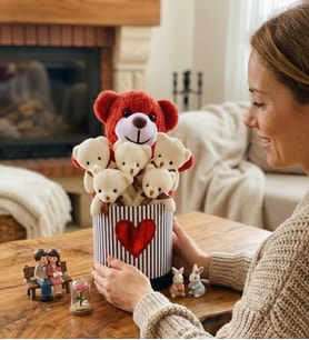 40 cm Kırmızı Peluş Ayı ve 5'li Minik Beyaz Peluş Ayıcık Buketi Premium Kalp Logolu Hediye Kutusu, Gift Box - Sevgiliye, Arkadaşa Sürpriz Doğum Günü & Tebrik - Kutlama Hediyesi