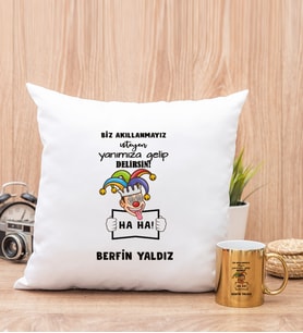 Kişiye Özel Biz Akıllanmayız Tasarım Esprili  Kare Yastık ve Gold Kupa