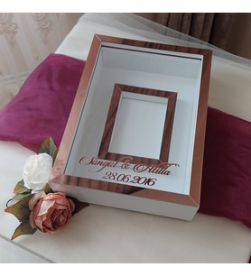 25X35 BEYAZ-ROSEGOLD LEDSİZ FOTOĞRAF BÖLÜMLÜ ANI ÇERÇEVESİ- NİŞAN SÖZ GÜLLERİNİZ İÇİN ÇERÇEVELER