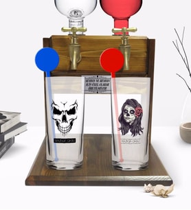 BK Gift Kişiye Özel Renkli Baskılı Erkek ve Kadın Kurukafa Tasarımlı İkili Vodka Bardağı ve Çift Musluklu Doğal Ahşap Vodka Standı-2 (Model 1)