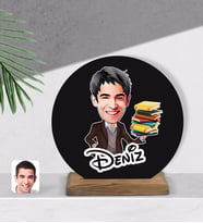 BK Gift Kişiye Özel Erkek Öğretmen Karikatürlü Yuvarlak Ahşap Biblo