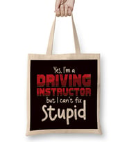 Funny Driving Instructor Learner Driver Driver´s License Car Bez Çanta Uzun Saplı