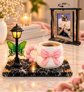 Kişiye Özel 2 Fotoğraflı Dönen Ahşap Çerçeve ve Sokak Lambalı 3D Pembe Fiyonklu Kupa