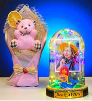 Kişiye Özel İsimli Fotoğraflı Renkli Led Işıklı Fanus ve Pembe Peluş Ayıcık Buketi (Model 3)
