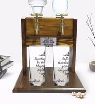 BK Gift Kişiye Özel Renkli Baskılı Gerisi Hikayeydi Tasarımlı İkili Rakı Bardağı ve Çift Musluklu Doğal Ahşap Rakı Standı-1 (Model 1)