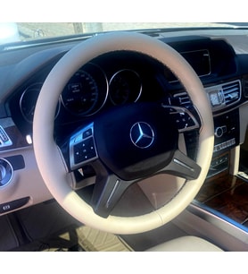 DİKİŞLİ DİREKSİYON KILIFI BEJ DERİ SİYAH DİKİŞLİ MERCEDES E İÇİN