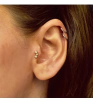 Üç Taşlı Tragus Altın Küpe (Sarı)