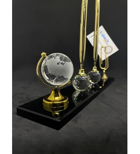 Masaüstü Hediyelik Cam Aksesuar Gold Renk Çift Kalem Dünya ve Not Kartlıklı Masalık