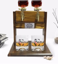 BK Gift Kişiye Özel Renkli Baskılı Harf Tasarımlı İkili Viski Bardağı ve Çift Musluklu Doğal Ahşap Viski Standı-1 (Model 1)