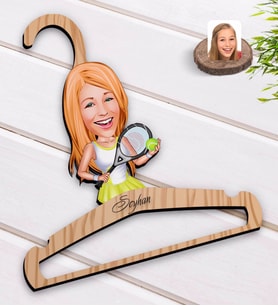 BK Gift Kişiye Özel Kadın Tenis Oyuncusu Karikatürlü Standart Boy Ahşap Elbise Askısı-2
